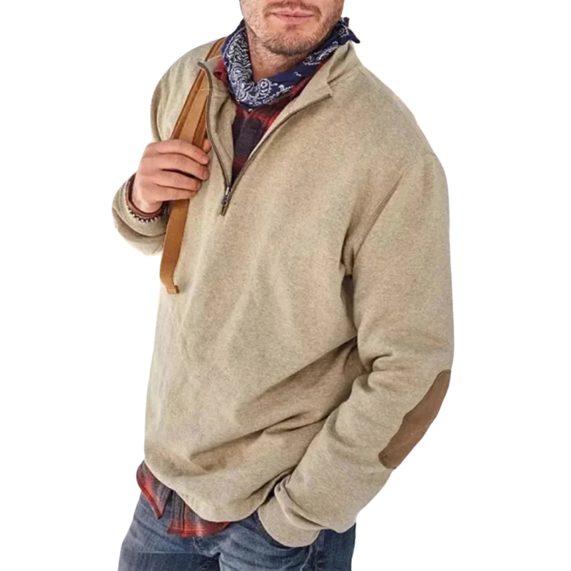 Brun trøje med albuelapper, bæres af mand med blå bandana og ternet skjorte. Casual herremode, efterårstøj, stilfuldt og komfortabelt look.