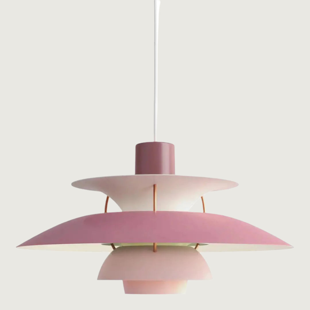PH5 pendel i lyserød og hvid, designet af Poul Henningsen. Ikonisk dansk designlampe med flerlags skærme, ideel til moderne indretning.