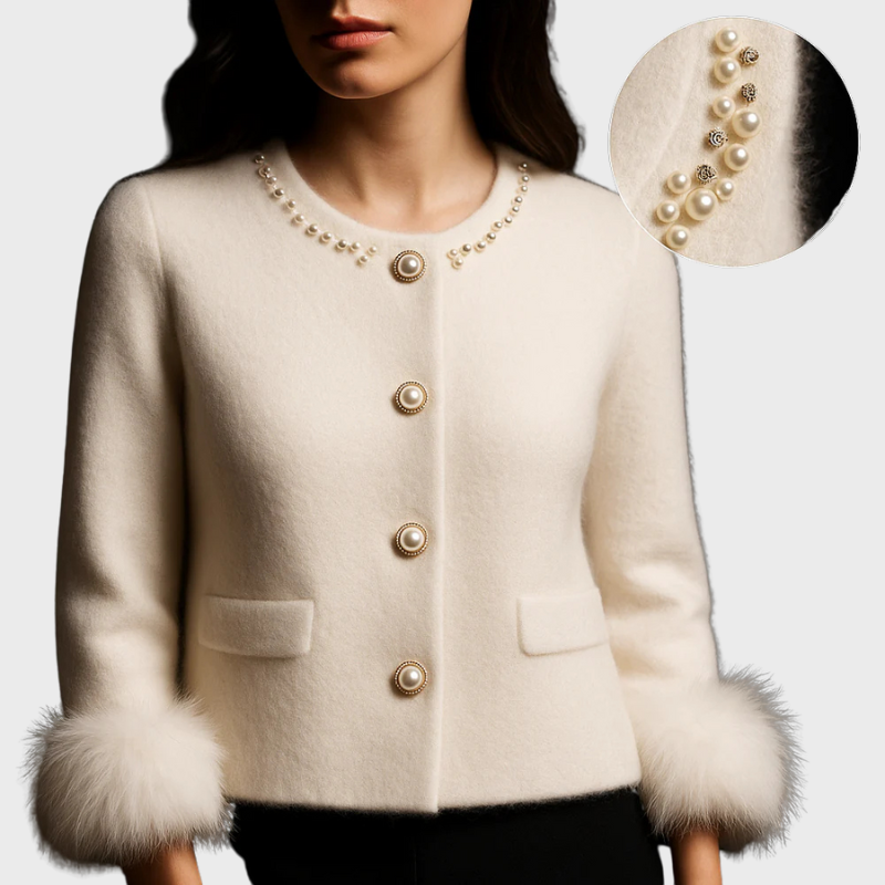 Damejakke i hvid uld med perleknapper og pelsmanchetter. Elegant design, perfekt til vintermode. Detaljeret perleudsmykning.