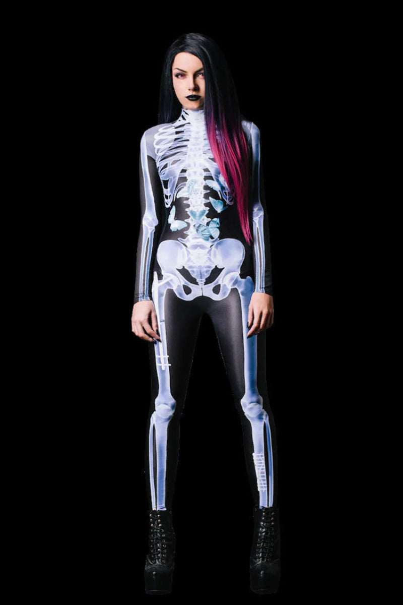 Kvinde i skeletdragt med sort baggrund, iført højhælede støvler. Halloween kostume, realistisk skeletdesign, farvet hår.