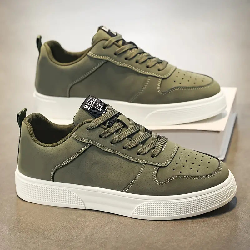 Grønne sneakers til mænd med hvid sål, moderne design, snørebånd og perforerede detaljer. Perfekt til casual og sporty stil.