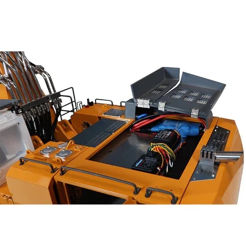 Gul gravemaskine model med åbnet motorhjelm, der viser detaljeret indre mekanik og ledninger. Perfekt til modelbygning og samlere.