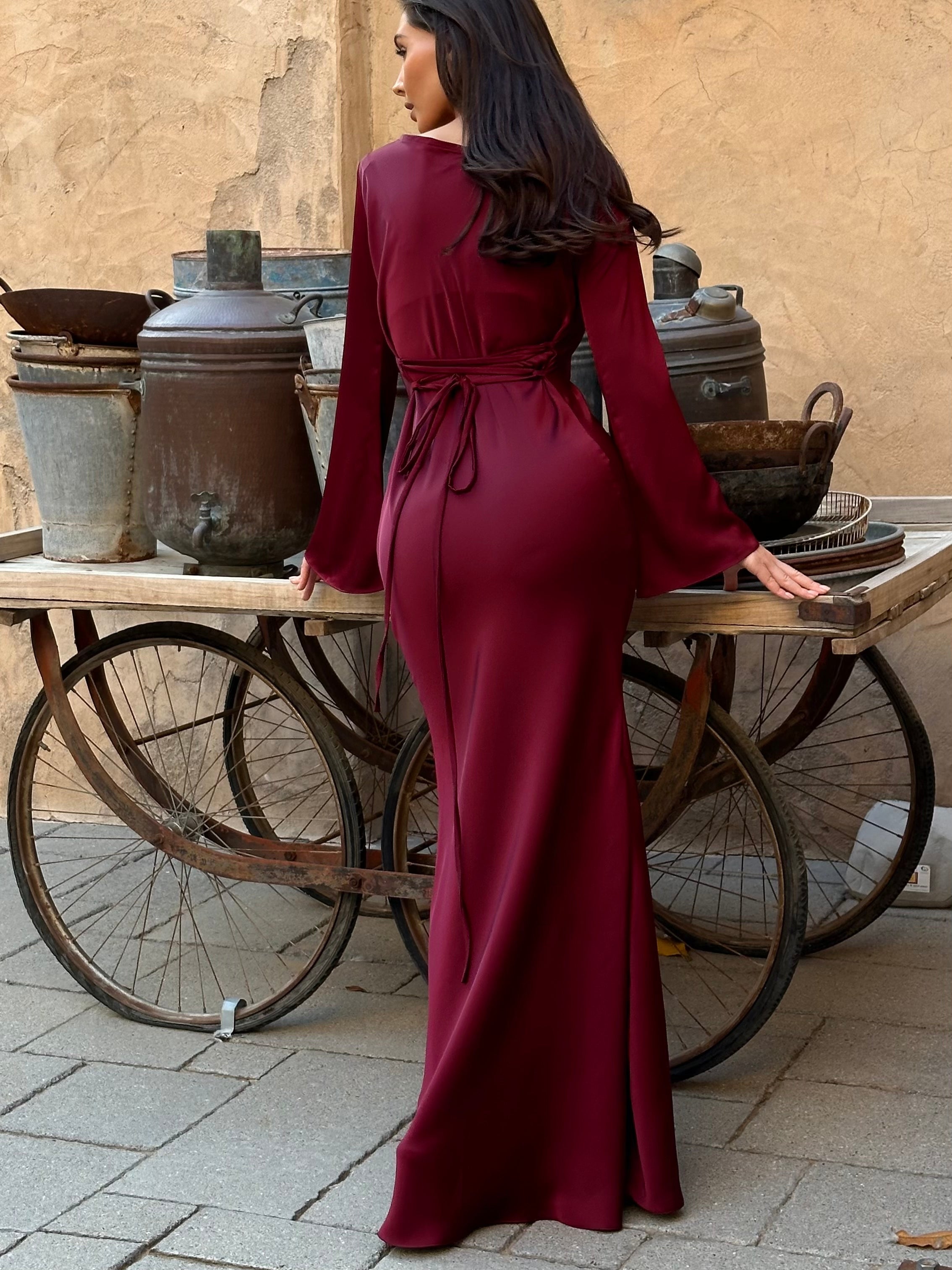 Robe longue en satin pour femmes avec manches évasées et coupe élégante