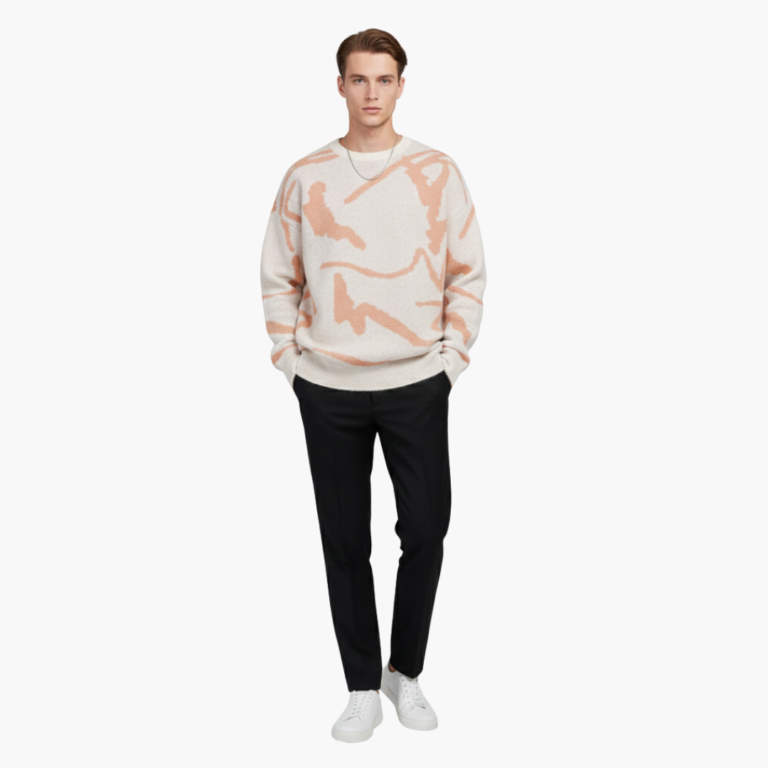 Ung mand iført hvid og beige mønstret sweater, sorte bukser og hvide sneakers. Moderne herremode, afslappet stil, trendy outfit.