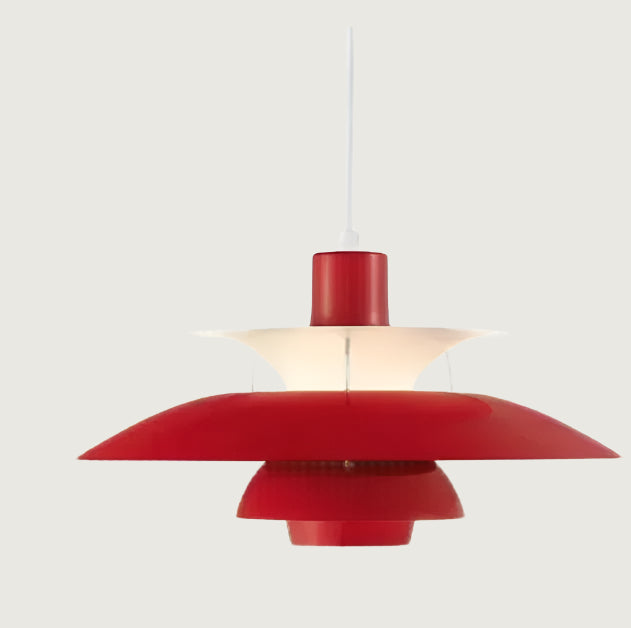 Rød PH5 pendellampe i moderne design, ikonisk dansk belysning, hvid baggrund, stilfuld indretning, populær skandinavisk lampe.