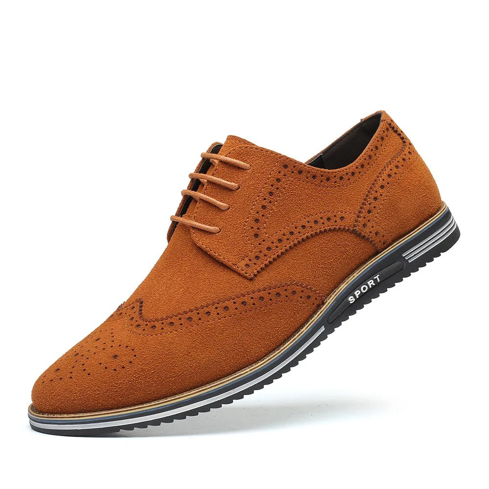 Brun herresko i ruskind med brogue-detaljer og sorte såler. Elegant og moderne design, ideel til formelle og afslappede lejligheder.