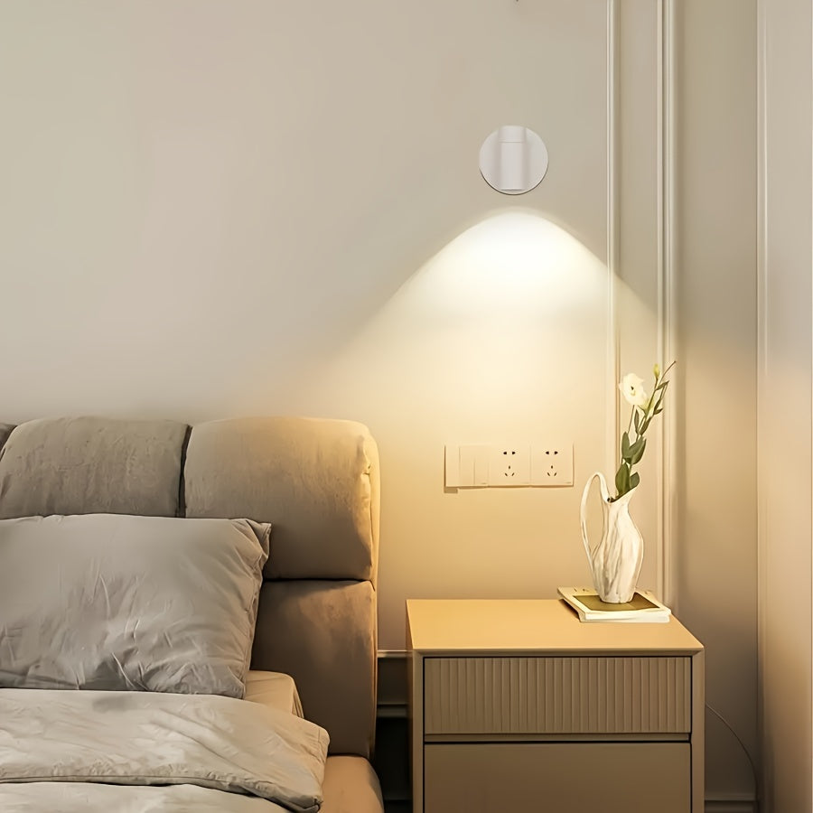 Moderne soveværelse med beige seng, natbord og minimalistisk lampe. Elegant vase med blomst på bordet. Skandinavisk indretning, hyggelig atmosfære.