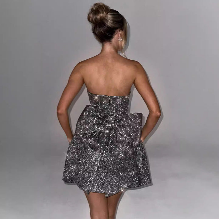 Malé večerní šaty pro ženy | Fialové minišaty s šněrováním na kříž a velkou mašlí na zádech