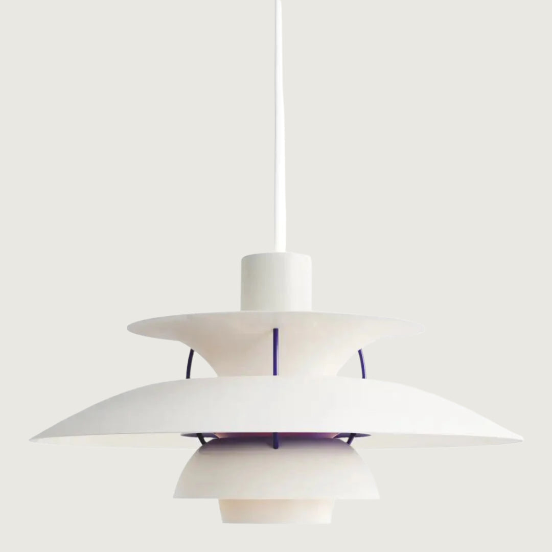 Hvid PH5 pendellampe med moderne design, ikonisk belysning, dansk interiør, minimalistisk stil, ideel til stue eller køkken.