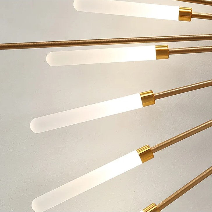 Moderne lysekrone med gyldne stænger og aflange, hvide LED-lys. Stilfuldt design, ideel til moderne indretning og belysning.