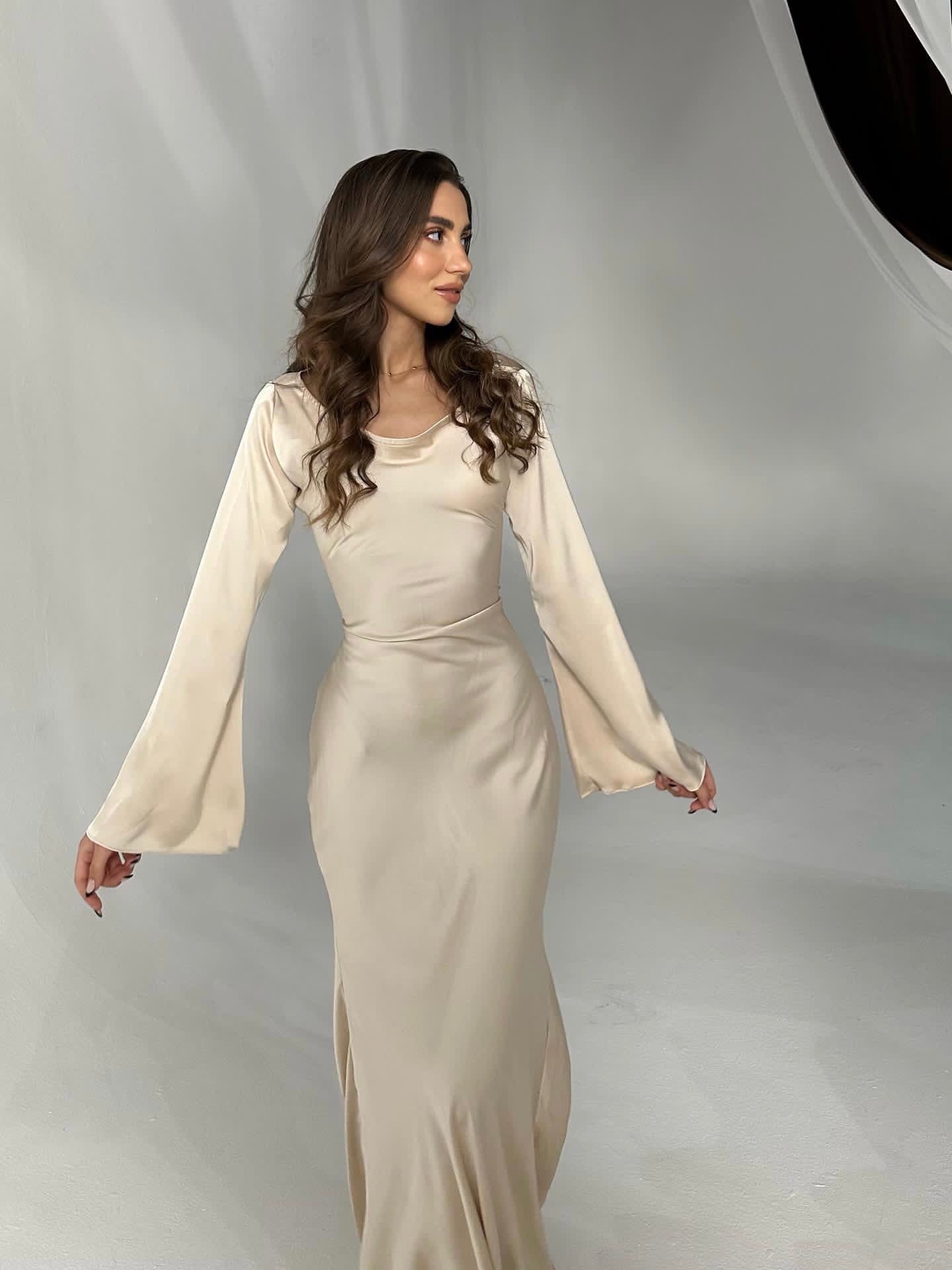 Robe longue en satin pour femmes avec manches évasées et coupe élégante