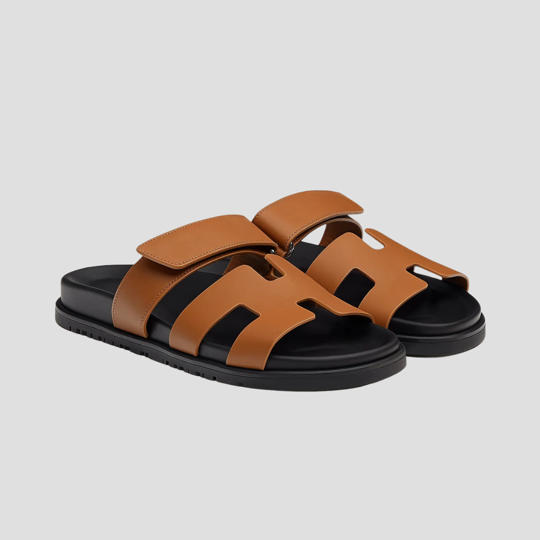 Brune lædersandaler med sort sål, moderne design, justerbar rem, komfortabel pasform. Perfekt til sommermode og afslappet stil.