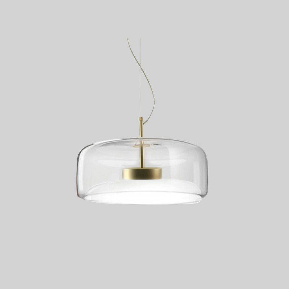 Moderne pendellampe i glas og messing med minimalistisk design, ideel til stue eller køkken. Elegant belysning, skandinavisk stil.