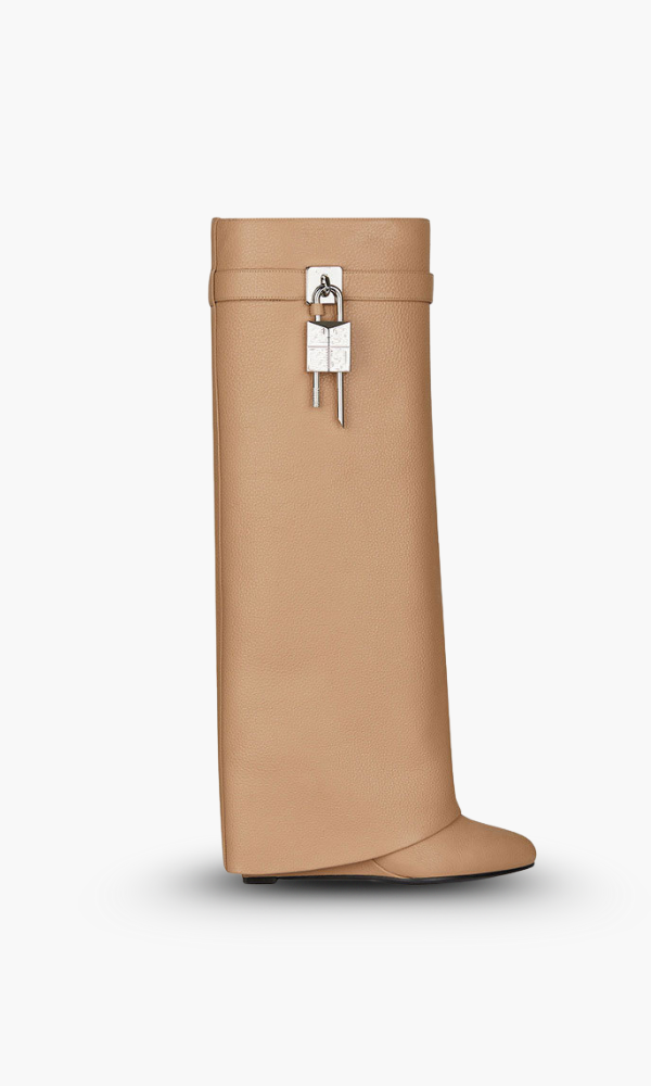 Beige læderstøvle med unik firkantet hæl og sølvspænde. Moderne design, luksuriøst fodtøj, stilfuld modeaccessory.