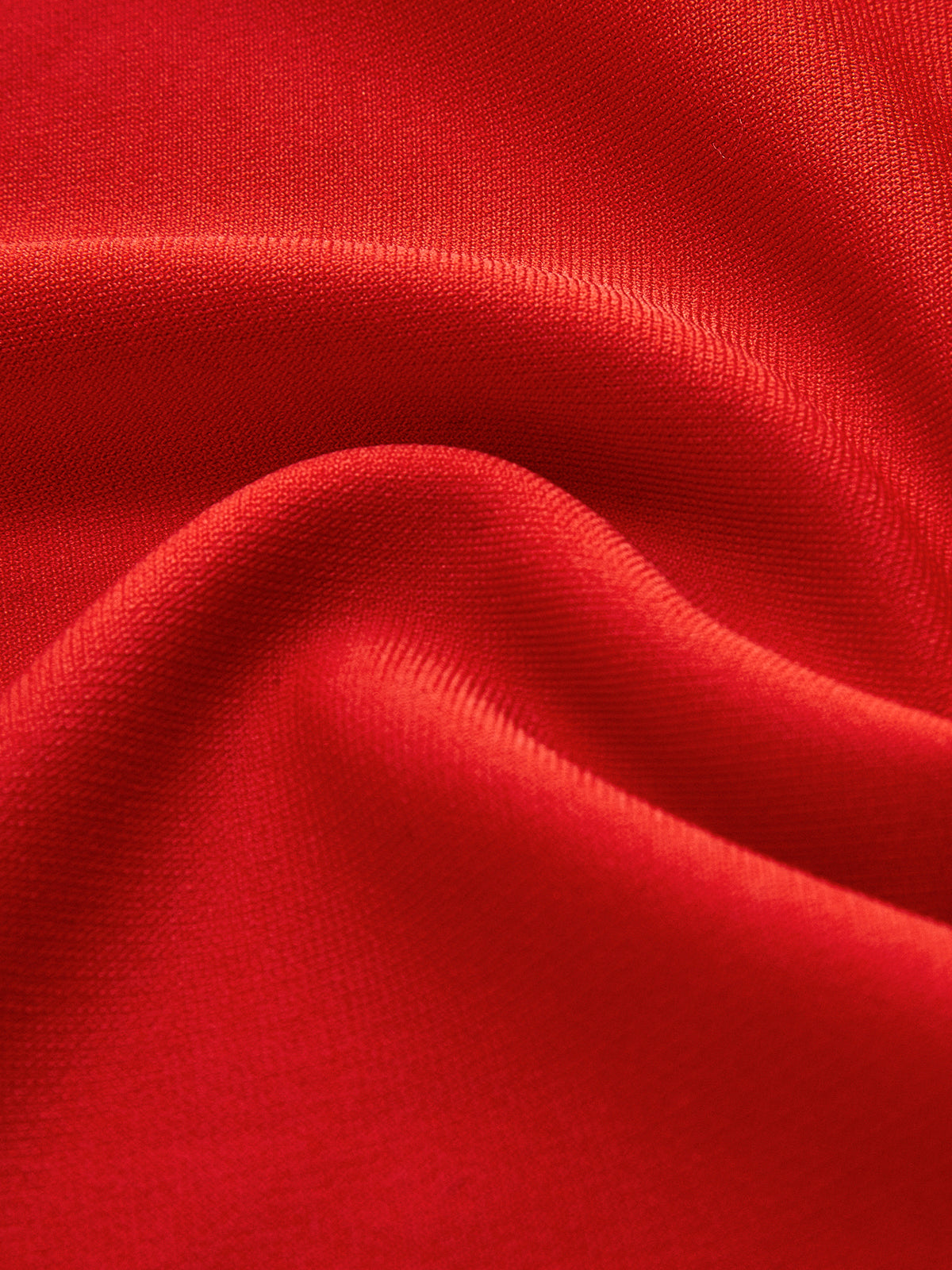 Rød silke tekstur med bløde folder, glat overflade. Perfekt til mode, tekstildesign og luksusbeklædning. Høj kvalitet stofdetaljer.