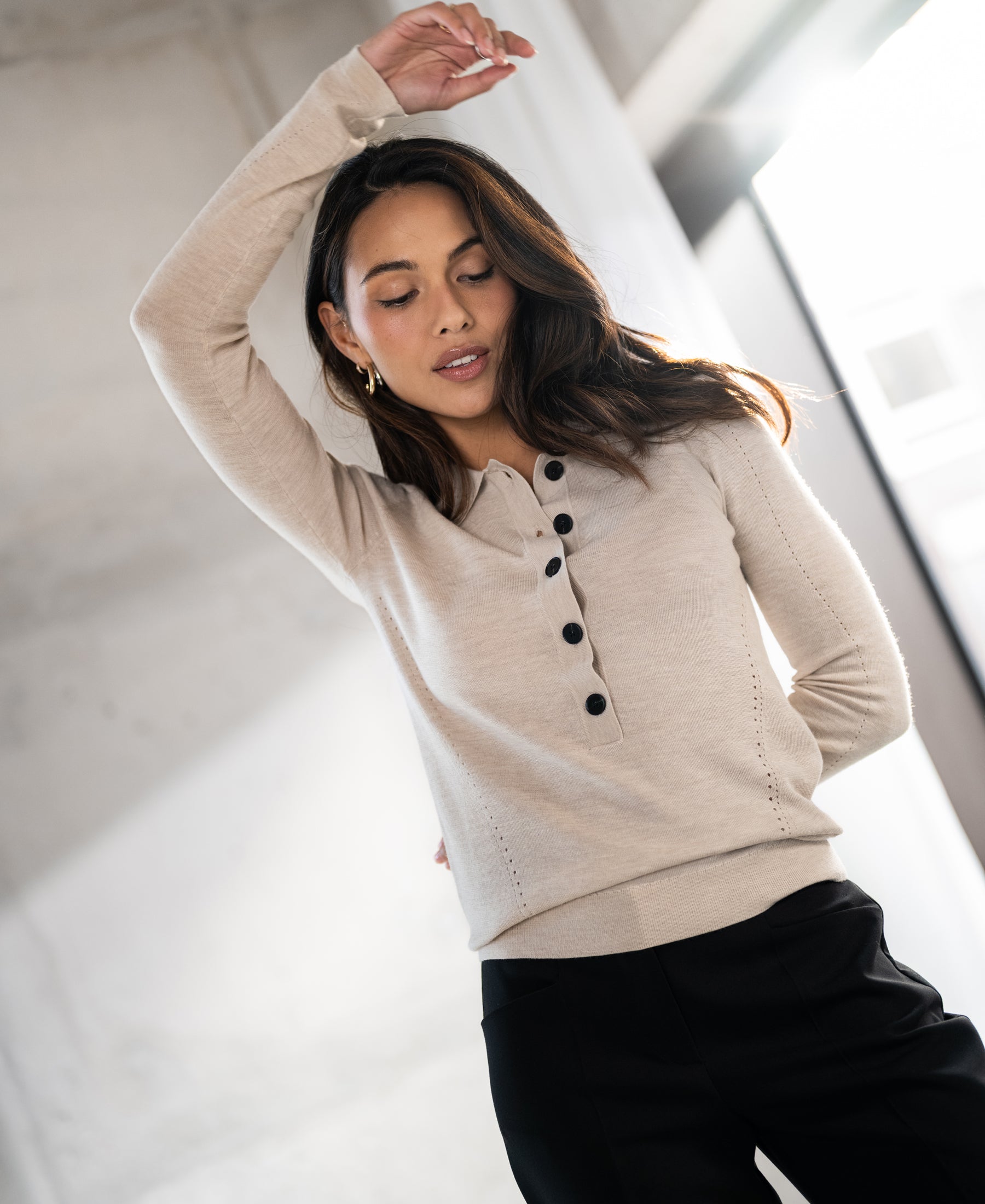 Pletené polo z kašmíru pre ženy s krátkymi rukávmi a elegantným golierom