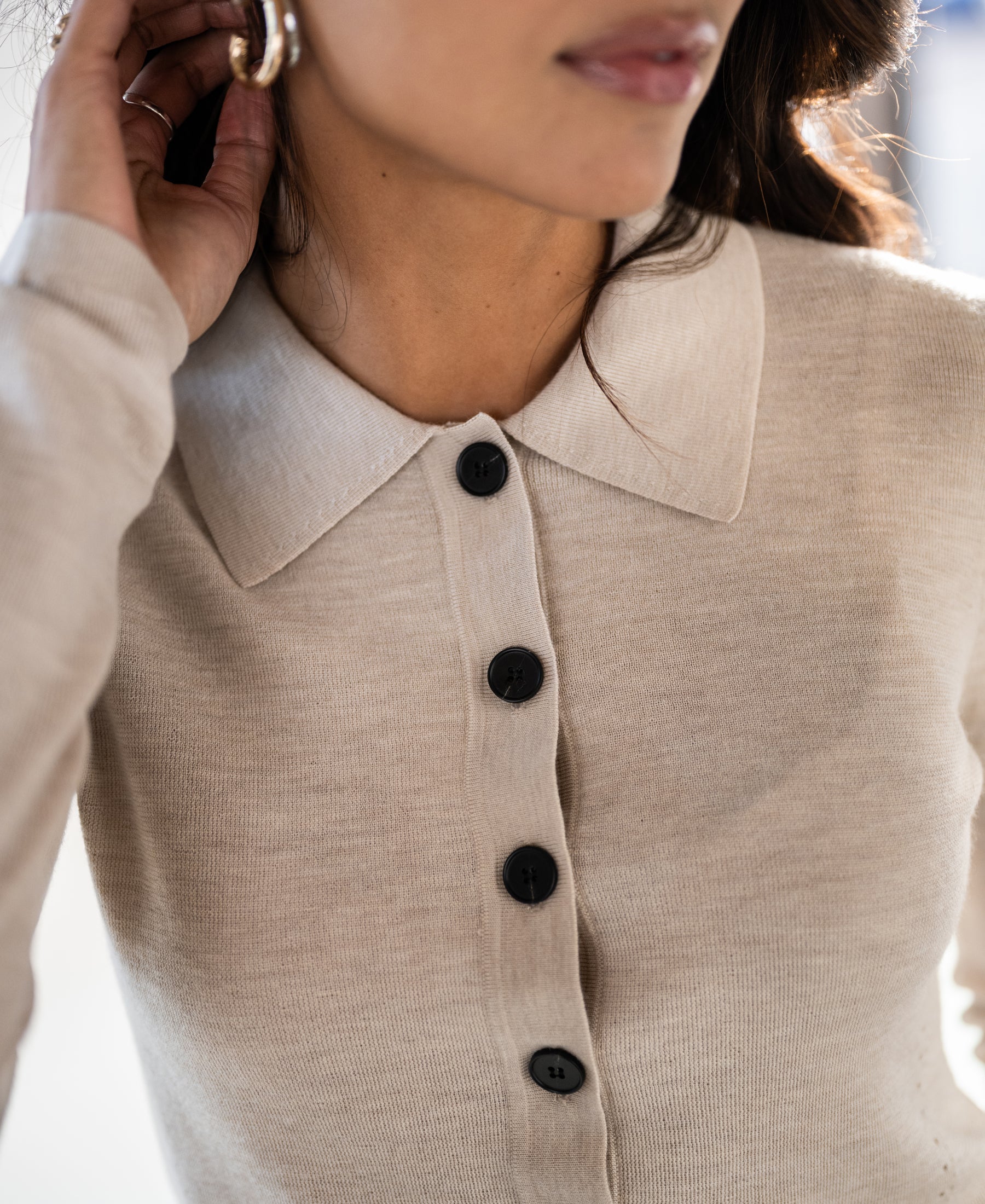 Knitted cashmere shirt for women with short sleeves and elegant collar