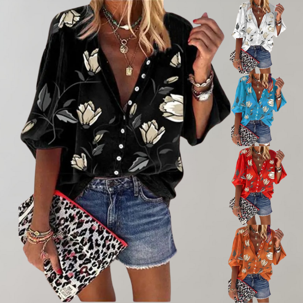 Kvinde iført sort blomstret skjorte med knapper, denimshorts og leopardmønstret taske. Fås i flere farver: hvid, blå, rød, orange. Trendy sommermode.