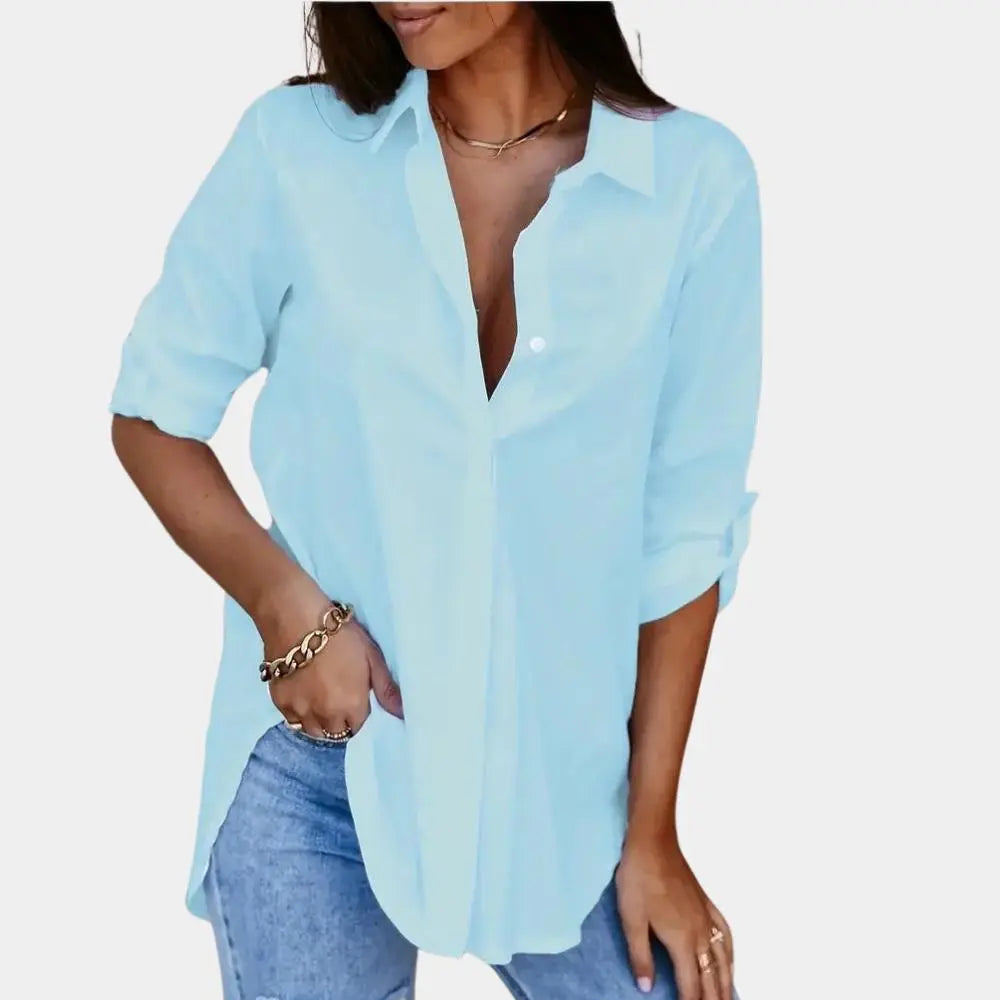 Kvinde iført lyseblå skjorte og jeans, afslappet stil. Mode, damebeklædning, casual outfit, trendy skjorte, moderne kvindemode.