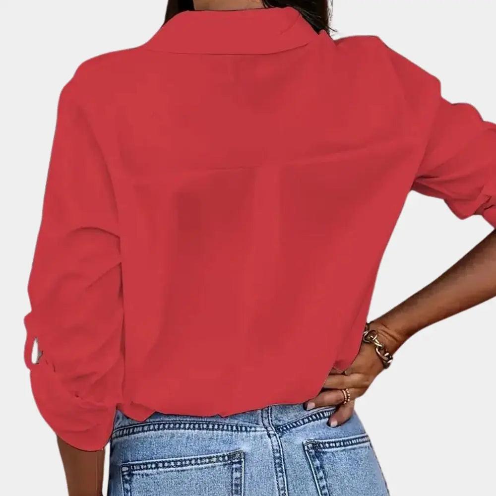 Rød damebluse set bagfra, lange ærmer, afslappet pasform, kombineret med blå jeans. Perfekt til hverdagsbrug og modebevidste kvinder.