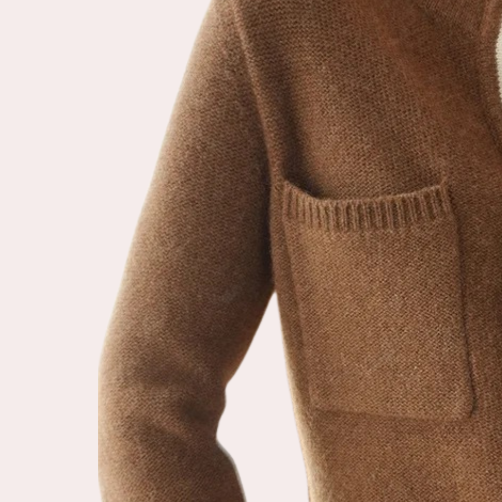 Brun uldtrøje med lomme, blød tekstur, langærmet design. Perfekt til efterårsmode, komfortabel og stilfuld beklædning til kølige dage.