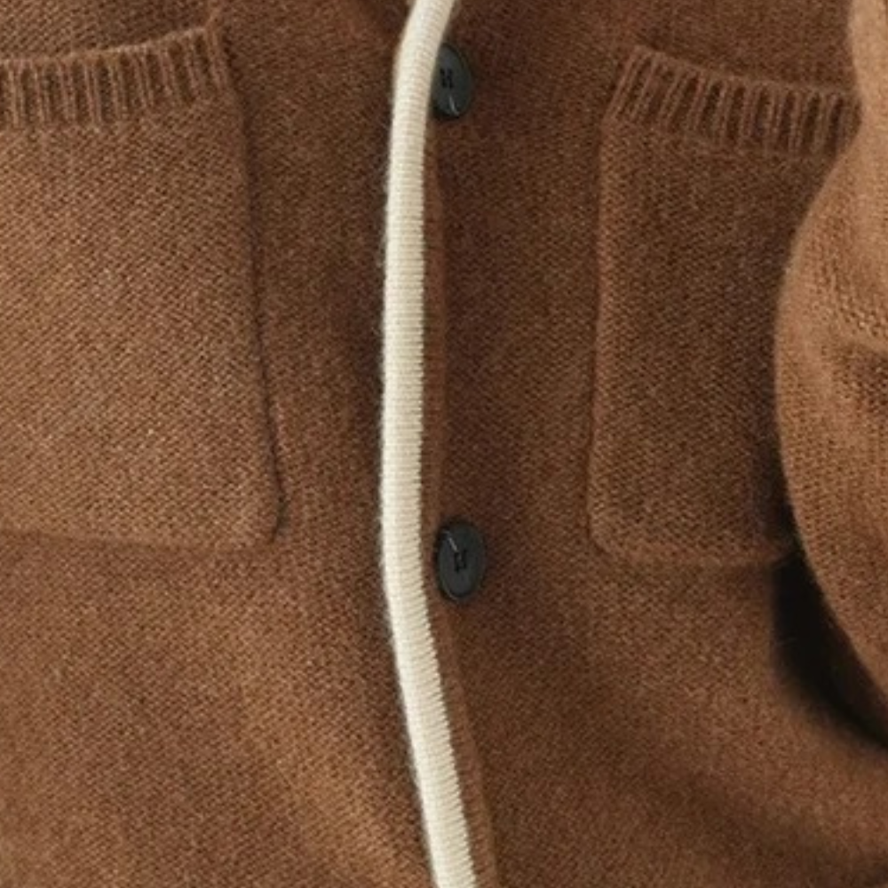 Brun cardigan med lommer og sorte knapper, hvid kant. Striktrøje i uld, klassisk design, varm og stilfuld til efterår og vinter.
