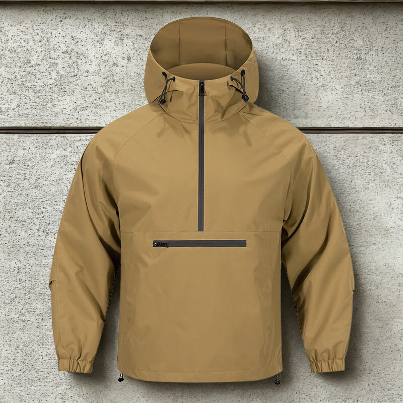 Beige vandtæt anorakjakke med hætte og lynlås, designet til udendørsaktiviteter. Funktionel og stilfuld jakke til mænd, ideel til regnvejr.