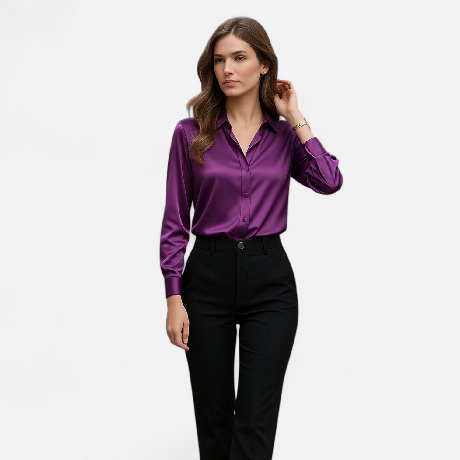 Kvinde i lilla silkeskjorte og sorte bukser mod hvid baggrund. Elegant mode, stilfuldt tøj, moderne kvindemode, professionelt look.