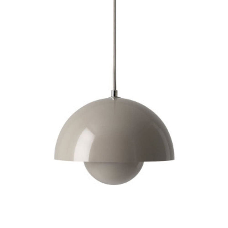 Grå Verner Panton Flowerpot pendellampe, moderne dansk design, halvkugleformet, minimalistisk stil, ideel til stue eller køkkenbelysning.