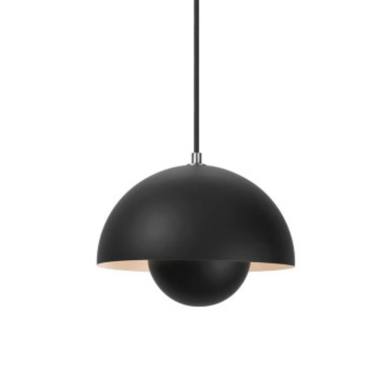Sort pendellampe i minimalistisk design, halvkugleformet skærm, moderne belysning, indretning, stilfuld lampe til hjemmet, skandinavisk stil.