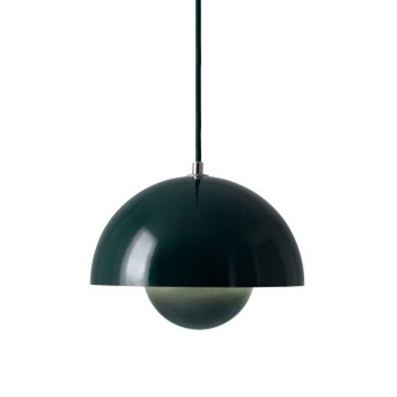 Mørkegrøn Verner Panton Flowerpot pendellampe, retro design, halvkugleformet skærm, moderne belysning, indretning, dansk designklassiker.