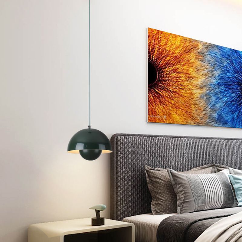 Moderne soveværelse med grå polstret seng, farverigt abstrakt maleri og sort pendellampe. Stilfuld indretning, skandinavisk design, hyggelig atmosfære.