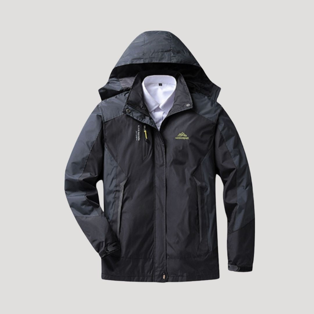 Sort vandtæt jakke med hætte og lynlås, designet til udendørs brug. Perfekt til regnvejr og friluftsliv. Ideel til mænds overtøj.