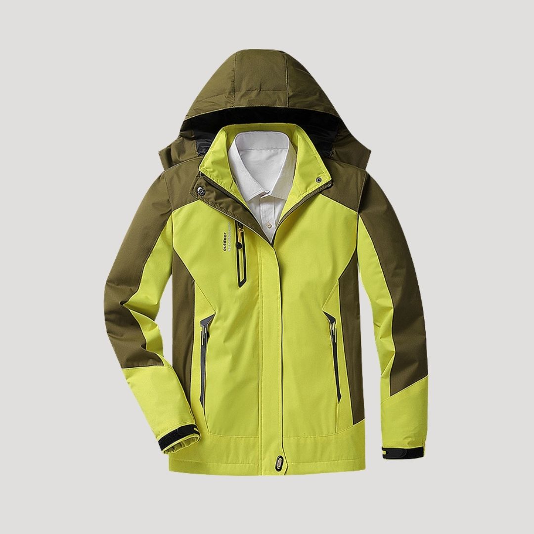 Grøn og gul vandtæt jakke med hætte, lynlåse og lommer, ideel til udendørs aktiviteter. Perfekt til regnvejr og friluftsliv.