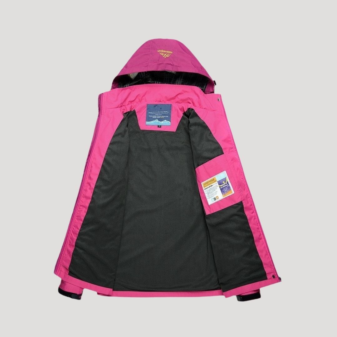 Lyserød vinterjakke med hætte, åben for at vise sort foring og lommer. Perfekt til koldt vejr. Ideel til udendørsaktiviteter og stilbevidste.