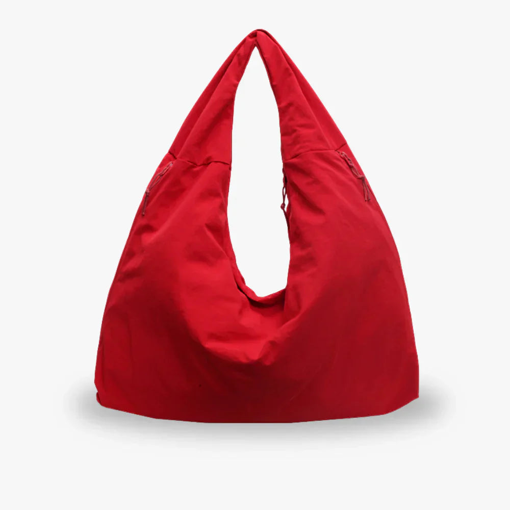 Rød hobo taske i bomuld med rummeligt design og lynlåslommer. Perfekt til hverdagsbrug. Trendy og praktisk skuldertaske til kvinder.