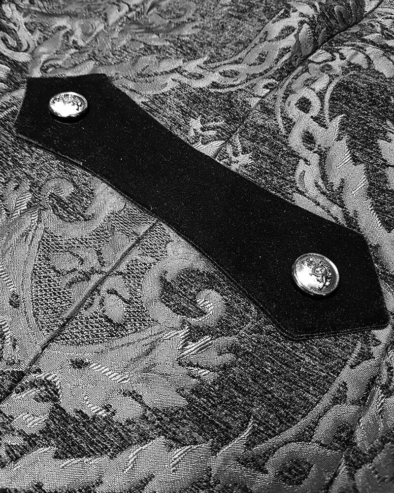 Sort brokadejakke med sølvknapper og detaljeret mønster. Elegant design, luksuriøst stof, perfekt til formelle lejligheder.