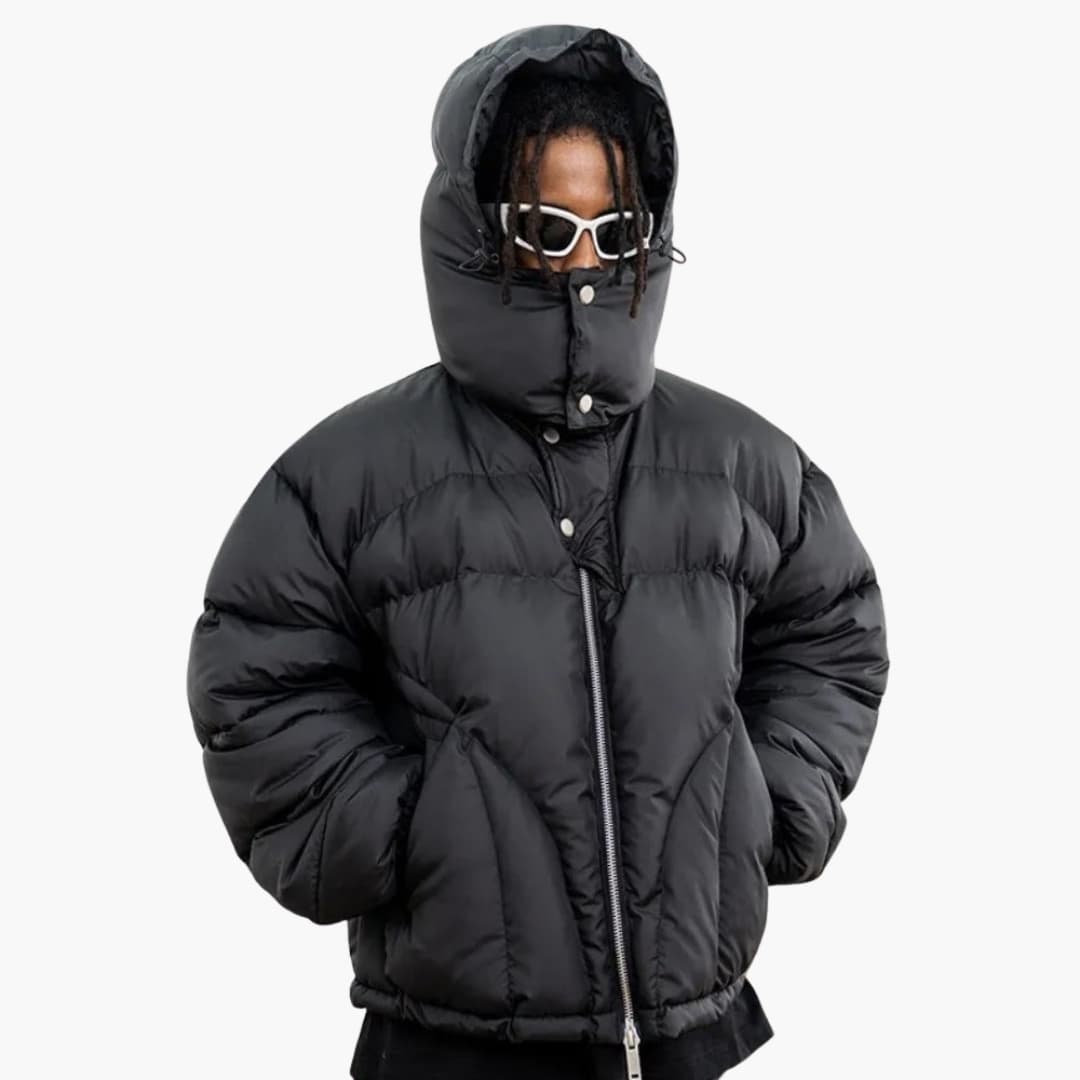 Sort dunjakke med hætte og lynlås, bæres af person med solbriller. Vintermode, varm jakke, stilfuldt overtøj, moderne design.