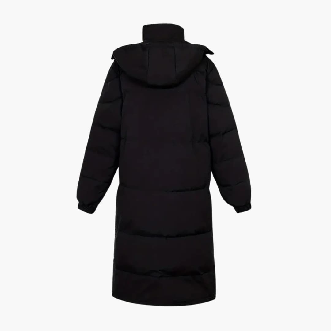 Sort lang dunjakke med hætte, set bagfra. Vinterjakke til kvinder, isoleret og vindtæt. Perfekt til kolde vejrforhold.