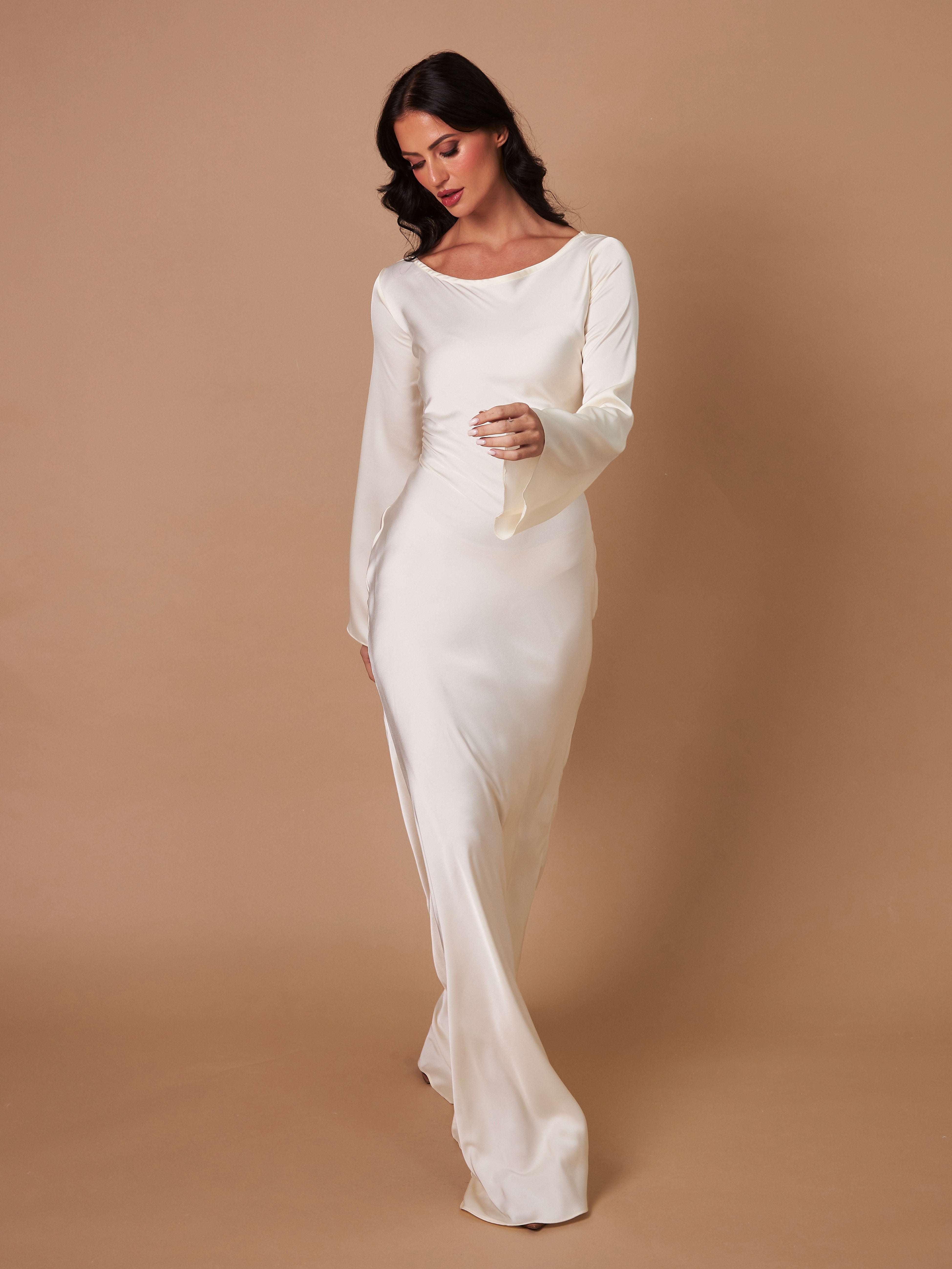 Robe longue en satin pour femmes avec manches évasées et coupe élégante