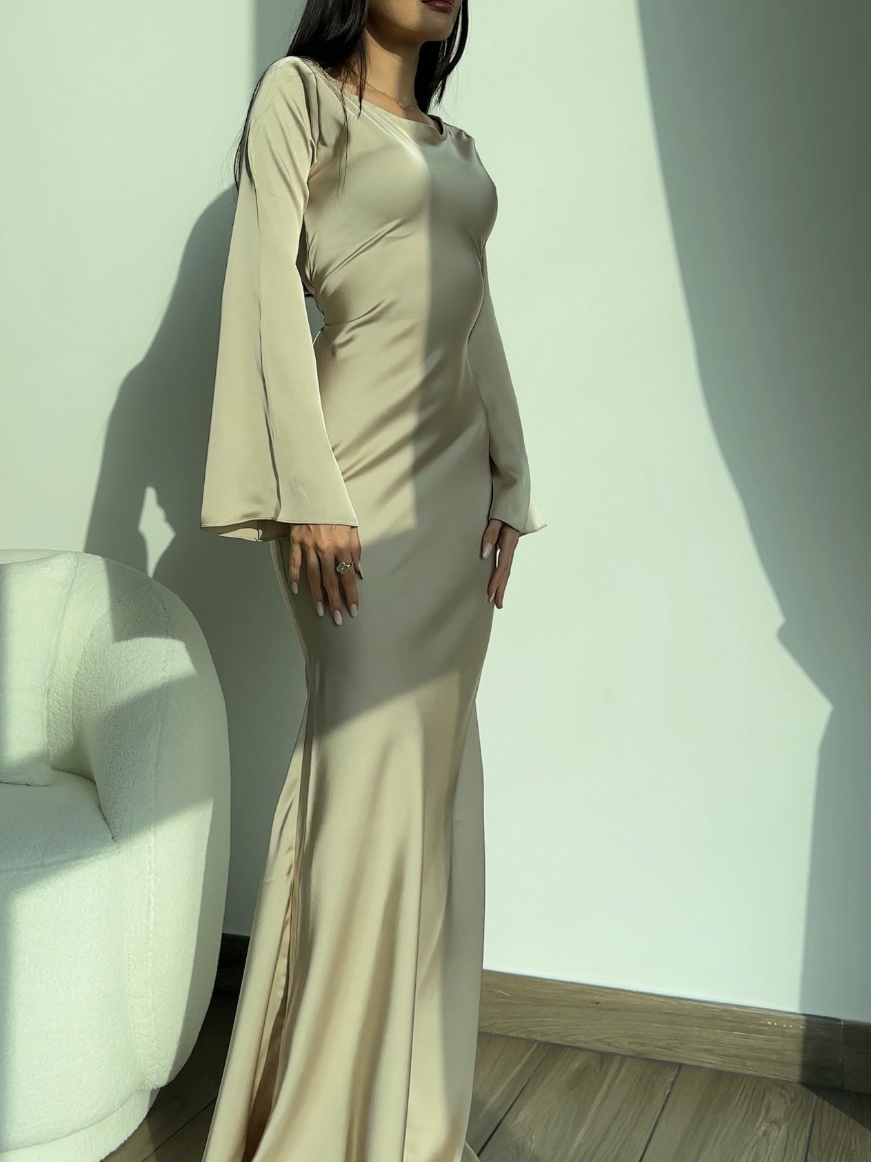Robe longue en satin pour femmes avec manches évasées et coupe élégante