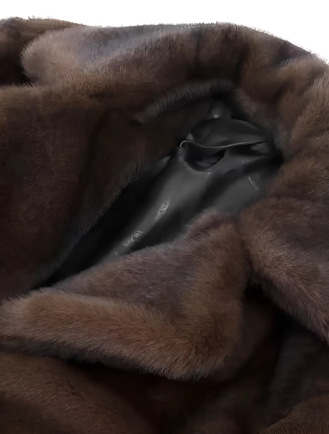 Brun pelsjakke i tæt minkpels med sort satinforing, luksuriøs vintermode, varm og elegant beklædning til kolde sæsoner.