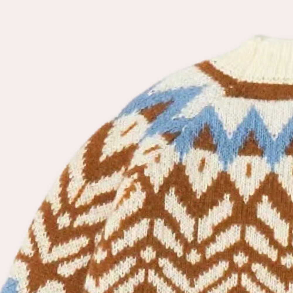 Brun og hvid striktrøje med geometrisk mønster og blå detaljer. Varm uldtrøje, nordisk design, vintermode, komfortabelt tøj.