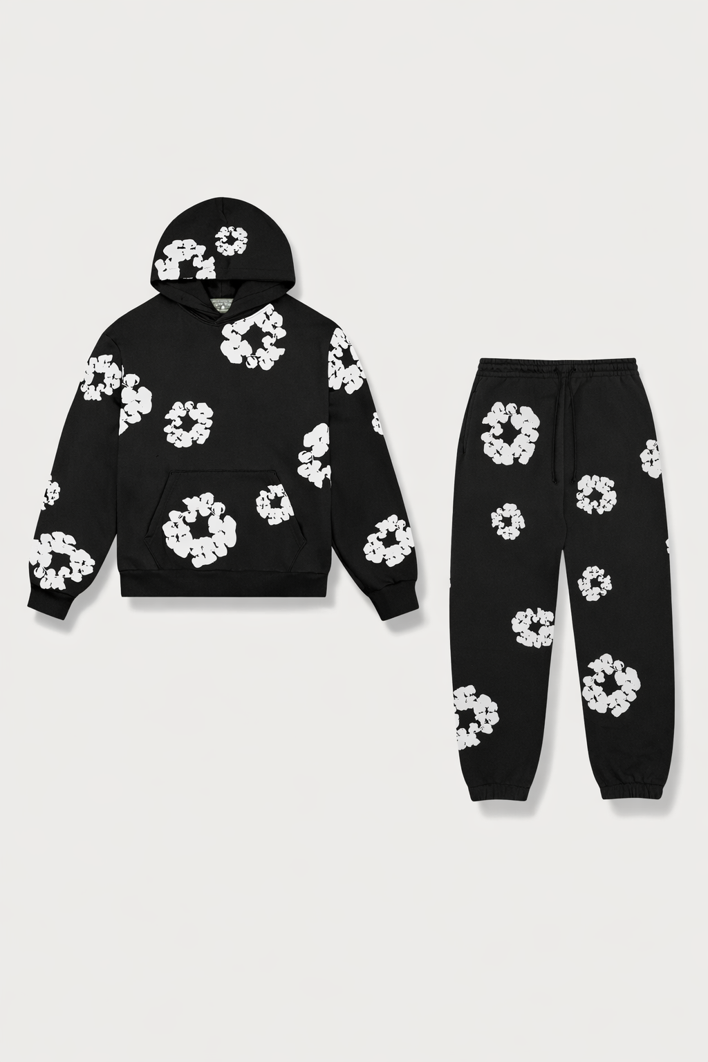Sort hættetrøje og joggingbukser sæt med hvidt blomstermønster, afslappet streetwear, unisex design, komfortabelt og stilfuldt tøj til hverdagsbrug.