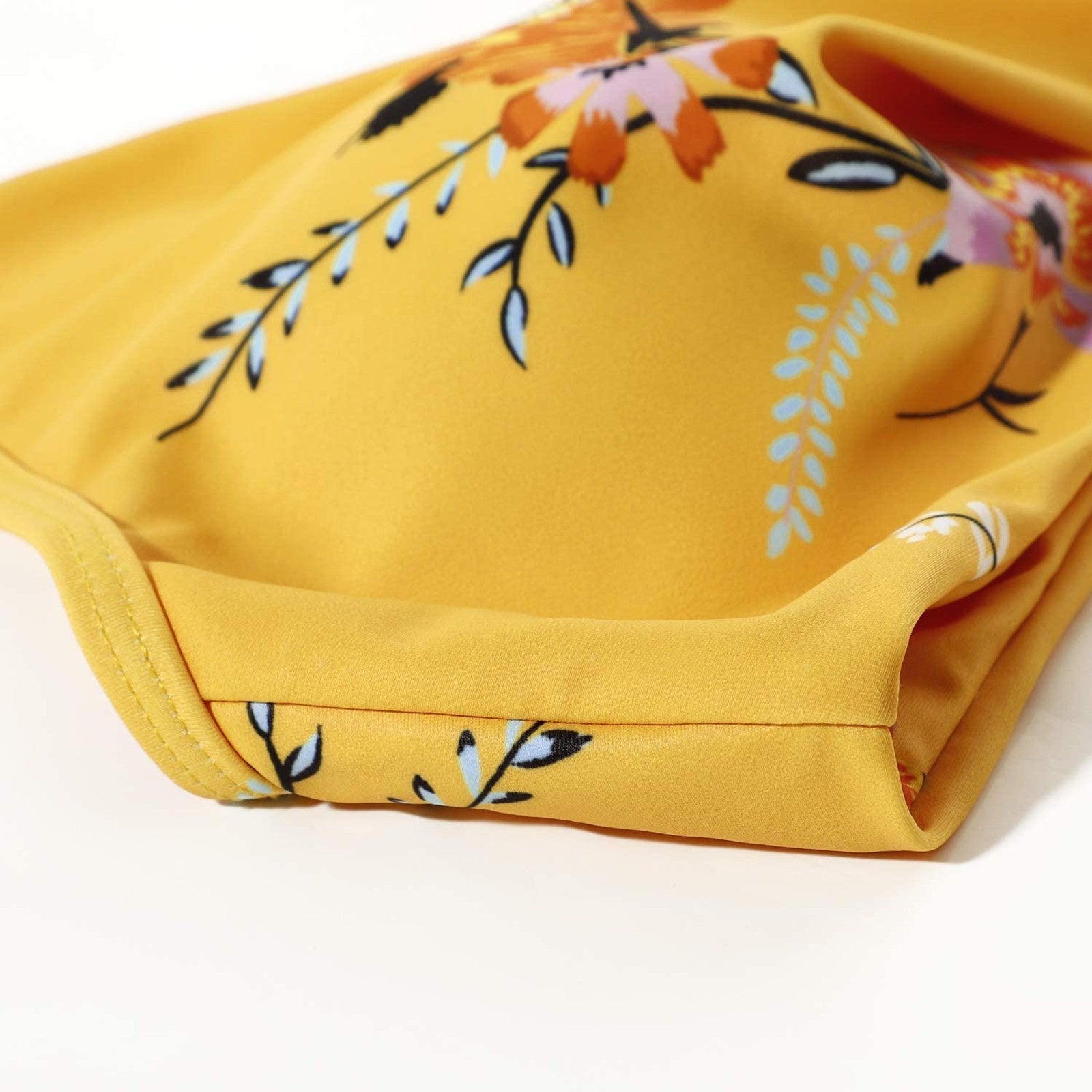 Bikini coloré pour femmes avec taille haute et coupe soutenante