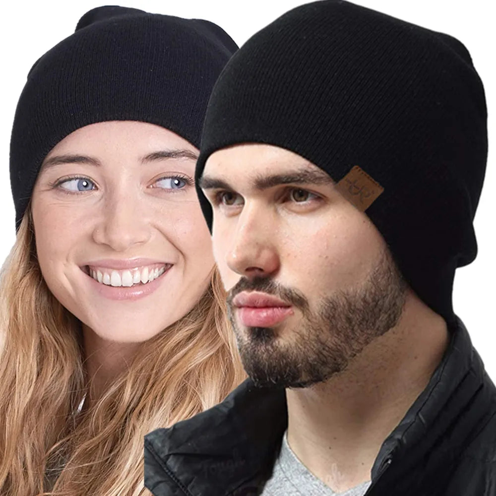 To personer iført sorte beanies, en kvinde med langt blondt hår og en mand med skæg. Vintermode, unisex tilbehør, varm hue.