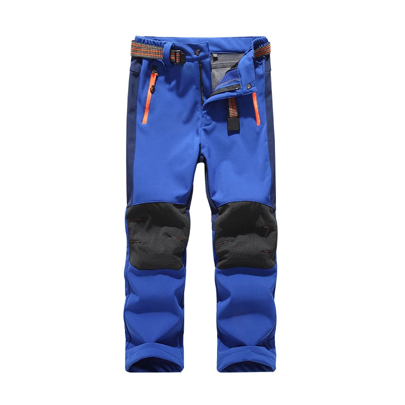 Blå vandrebukser til mænd med sorte knæforstærkninger, orange lynlåse og justerbart bælte. Ideelle til udendørsaktiviteter og trekking.