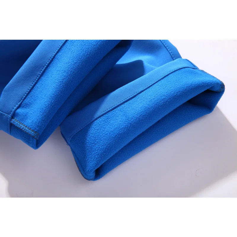 Blå fleecejakkeærme, tæt på. Blød, varm tekstur, ideel til vinter. Perfekt til udendørs aktiviteter. Høj kvalitet, komfortabel pasform.