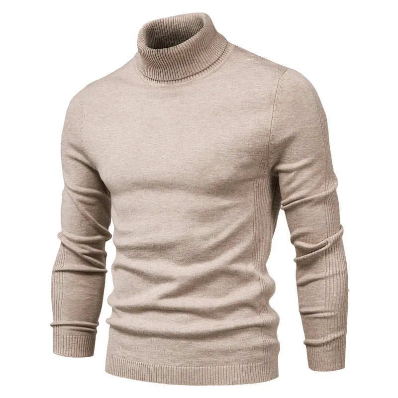 Beige rullekrave sweater til mænd, langærmet og ribstrikket. Perfekt til vintermode og casual stil. Komfortabel og stilfuld beklædning.
