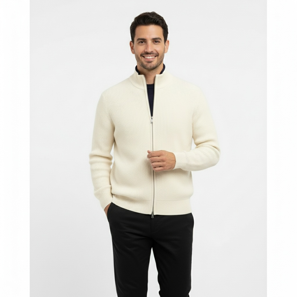 Mand iført hvid striktrøje med lynlås, sorte bukser, smilende, stående mod hvid baggrund. Moderne herremode, casual stil, vintertøj.